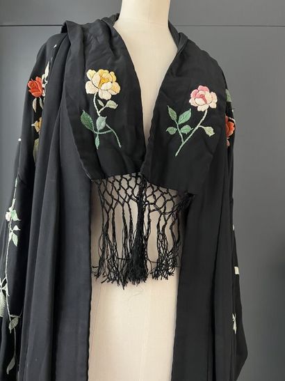 null Kimono et sa ceinture en soie noir brodée de fils polychromes à décor de fleurs,...