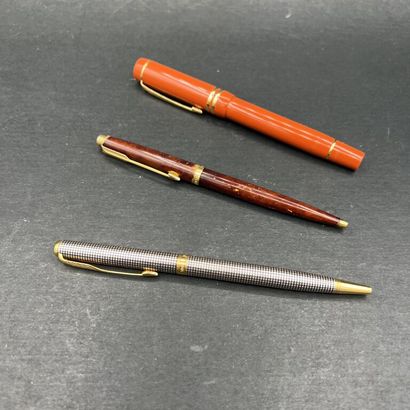 null PARKER. Set of 3 ballpoint pens:
- Duolfold. Ballpoint pen and its cap in orange...