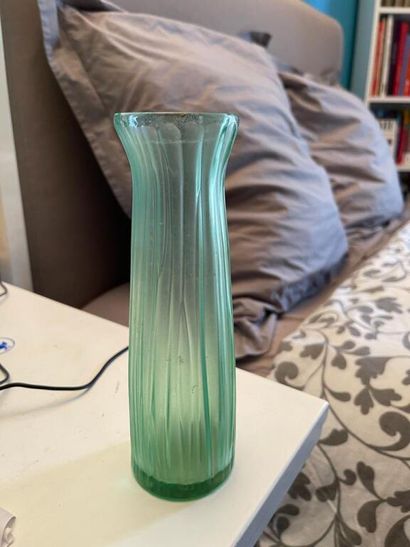null LALIQUE FRANCE.
Vase soliflore en verre teinté vert.
Signé sous la base.
H....