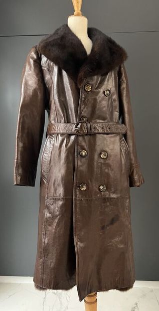 HERMES PARIS. Manteau mi-long en cuir havane...