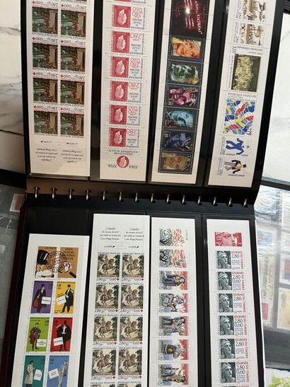 null 3 albums de timbres (classeurs vert, noir et rouge) et 1 chemise à élastiques...