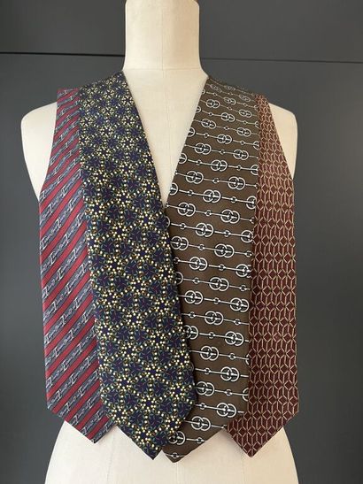 HERMES PARIS.
4 cravates en soie à motifs...
