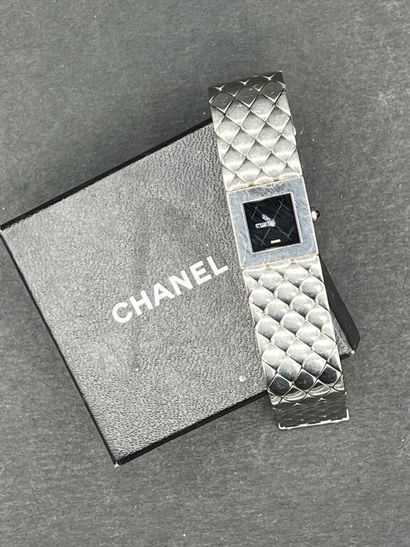 null CHANEL. Quilted model.
Ladies' wristwatch in steel, black square dial, steel...