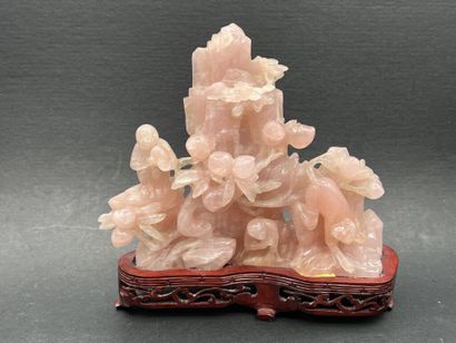 null CHINE, XXe siècle.
Ensemble de 3 statuettes sculptées en quartz rose et néphrite...