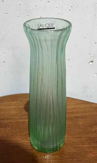 null LALIQUE FRANCE.
Vase soliflore en verre teinté vert.
Signé sous la base.
H....