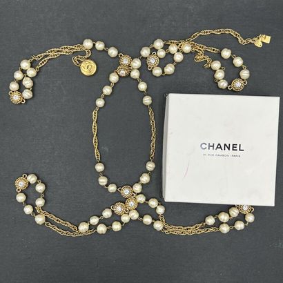 null CHANEL. Collection Prêt à Porter, circa 1990.
Long chain necklace in gilded...