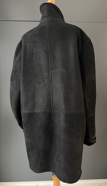 null LANVIN PARIS. 
Manteau en croûte de cuir noir à col, la doublure en laine noir,...