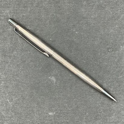 null CARAN D'ACHE. Ballpoint pen in silver plated grooved metal.