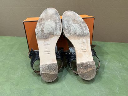null HERMES.
Black and white leather sandal with bangs.
Size 40.
With its box.
W...