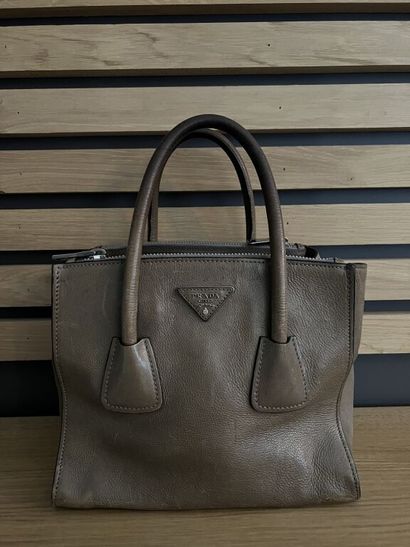 null PRADA. Modèle Twin Pocket. réf. : B2625M.
Sac à main en veau glacé "marmo" (pour...