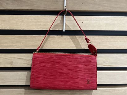 null LOUIS VUITTON. 
Sac à main ou pochette accessoire en cuir épi rouge, fermeture...