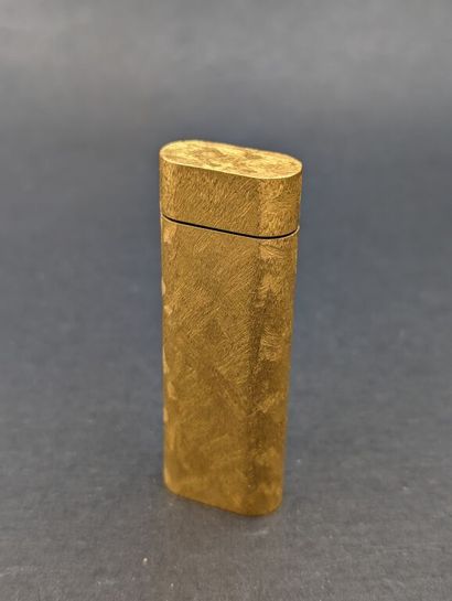 null CARTIER. BRIQUET en métal plaqué, à gaz, signé et numéroté. Fonctionnel.