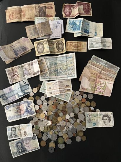 null Lot of various metal coins and banknotes: 
England, Denmark, Spain, Portugal,...
