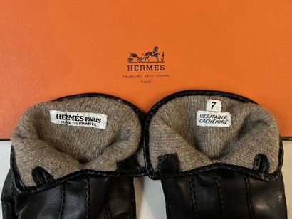 null HERMES PARIS. Pair of gloves in black leather and beige cashmere lining, the...