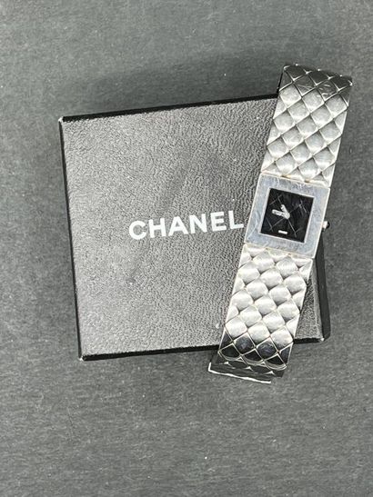 null CHANEL. Quilted model.
Ladies' wristwatch in steel, black square dial, steel...