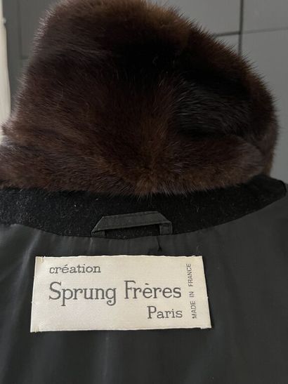 null Création Sprung Frères Paris. Taille M. Manteau mi-long en laine (85%) et cachemire...