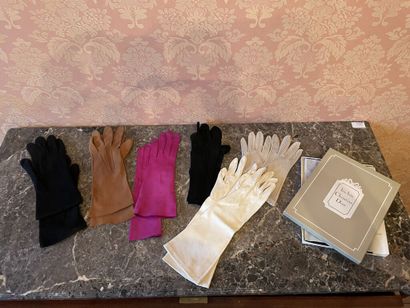 6 paires de gants dont une blanche Christian...