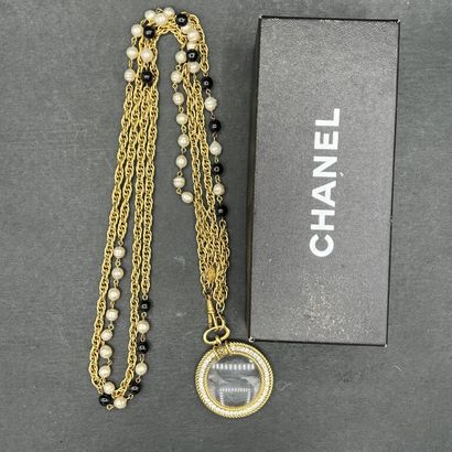 null CHANEL. Collection Prêt à Porter, 1985.
Magnifying glass pendant in a gilded...