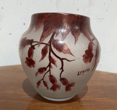 null François Théodore LEGRAS (1839-1916)
Vase en verre double couche gravé en camée...
