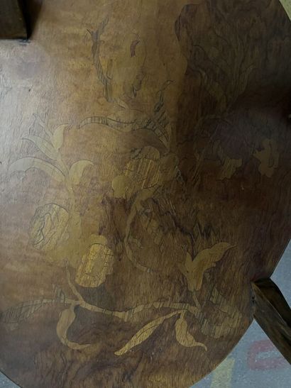 null ÉCOLE DE NANCY vers 1900.
Table à thé stylisée Art Nouveau en bois naturel verni...