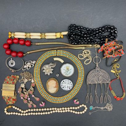 null LOT of costume jewelry, including a beautiful necklace in imitation of gold...