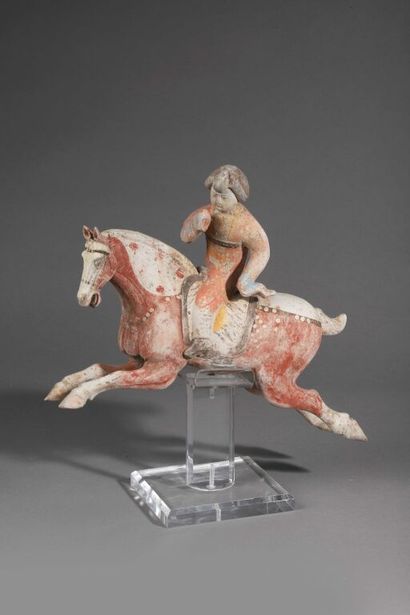 null Chine, dynastie Tang (618-907).
Joueuse de polo à cheval.
Sculpture en terre...