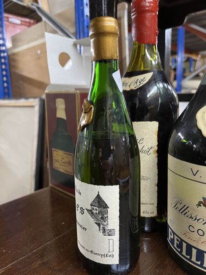 null Lot of spirits including: 
- 1 bottle Pellisson père, V.S.O.P, Cognac (missing...