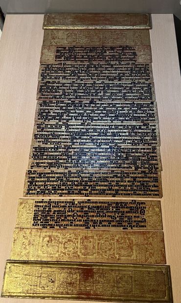 null Kammawa-sa composé de 10 planches sur aies de bois laqué or et rouge, les écritures...