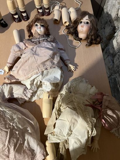 null Ensemble de trois poupées françaises contemporaines dans le style du bébé Bru...