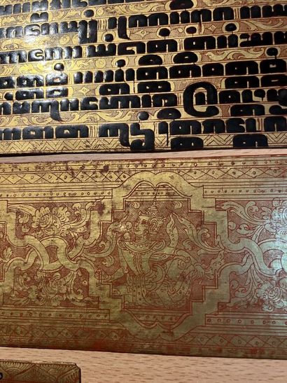 null Kammawa-sa contenant 13 planches sur aies de bois laqué or et rouge, les écritures...