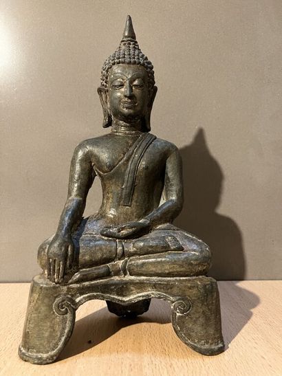 null THAILANDE.
Statuette de bouddha en régule, représenté sur une base tripode,...