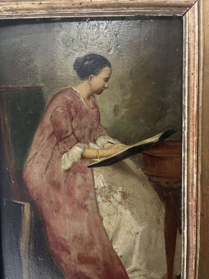null École française du XIXe siècle. 
Jeune femme au livre ouvert. 
Huile sur panneau....