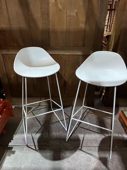 null Pair of bar stools in metal and white lacquered plastic.
91 x 46,5 x 46 cm....