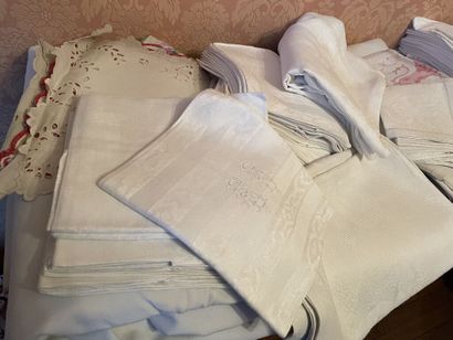 Lot of linen including towels, placemats...