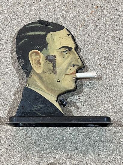 null [Tabacologie]. L'homme aux cigarettes, vers 1930.
Distributeur de cigarettes...
