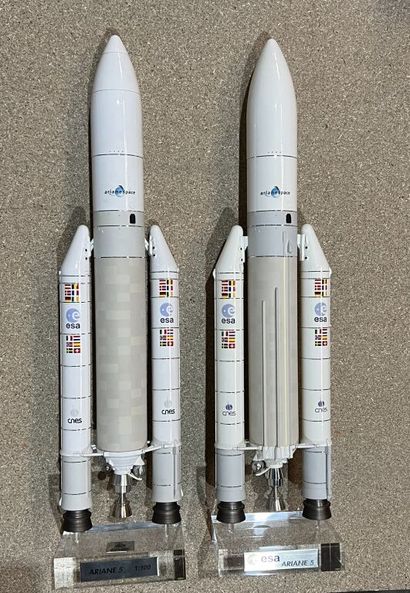 null 2 Fusées Ariane 5 au 1/100e.
2 maquettes en plastique et métal aux couleurs...
