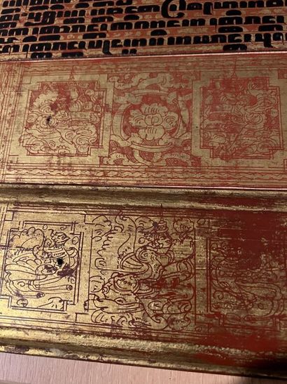 null Kammawa-sa composé de 10 planches sur aies de bois laqué or et rouge, les écritures...