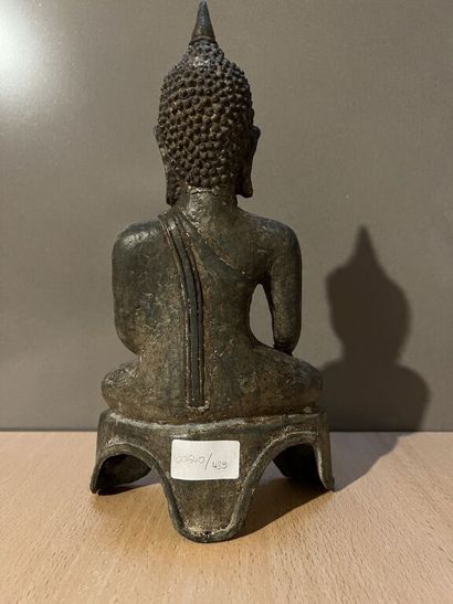 null THAILANDE.
Statuette de bouddha en régule, représenté sur une base tripode,...