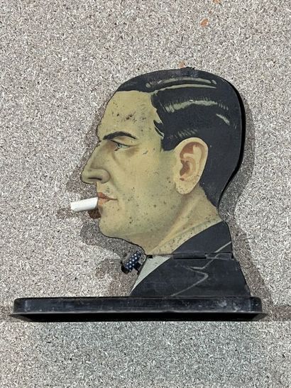 null [Tabacologie]. L'homme aux cigarettes, vers 1930.
Distributeur de cigarettes...