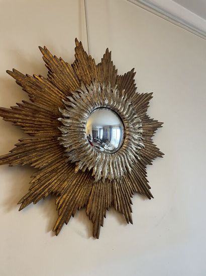 Mirror witch radiating in gilded carved wood.
Modern...