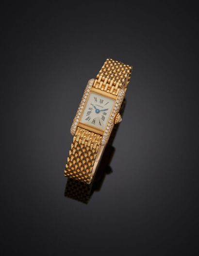 null CARTIER. Modèle mini-tank. 
MONTRE-BRACELET de dame en or jaune 750 mm, lunette...