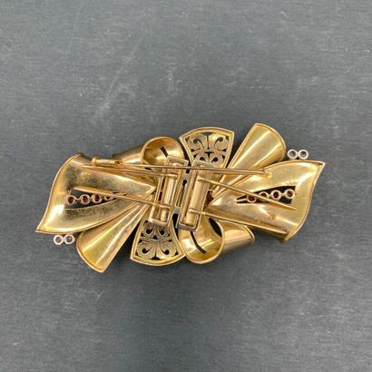 null Double-clip drapery BROCHURE composed of two 750 mm yellow gold ribbon knot...