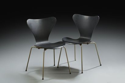 null Arne JACOBSEN (1902-1971) & Fritz HANSEN (editor).
Pair of chairs series 7 model...