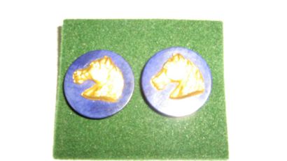 null 2 boutons tête de cheval en métal doré appliqué. (D. 23 mm).