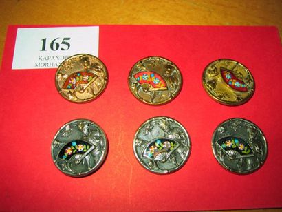 null 6 boutons en métal repoussé à décor d'éventail en émail, 3 couleur argent, 3...