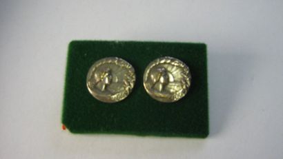 null Paire de boutons en métal "jour" signés A. BARGAS. Circa 1900. (D. 20 mm).