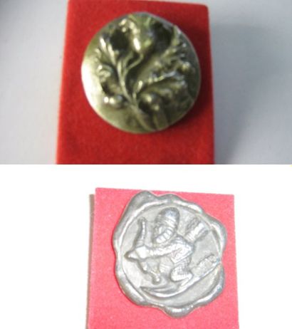 null 2 boutons en métal au chardon et à l'archer. (D. 40, 42 mm).