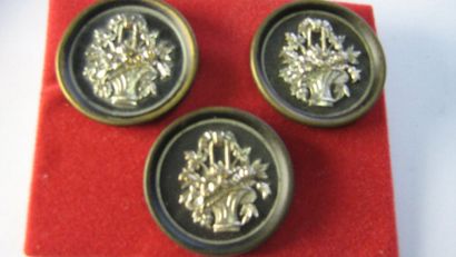 null 3 boutons en métal à décor de paniers de fleurs en applique. 19ème. (D. 39 ...