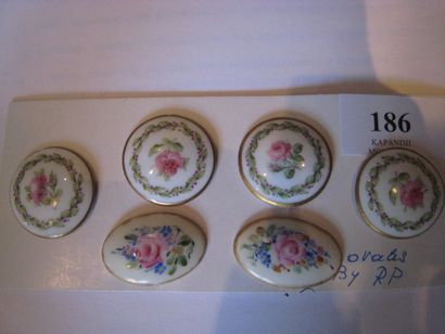 null 6 boutons en porcelaine à décor de fleurs, 4 ronds sur cuivre (D. 32 mm) et...