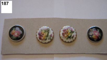 null 2 paires de boutons en porcelaine à décor floral. (D. 24 et 22 mm).